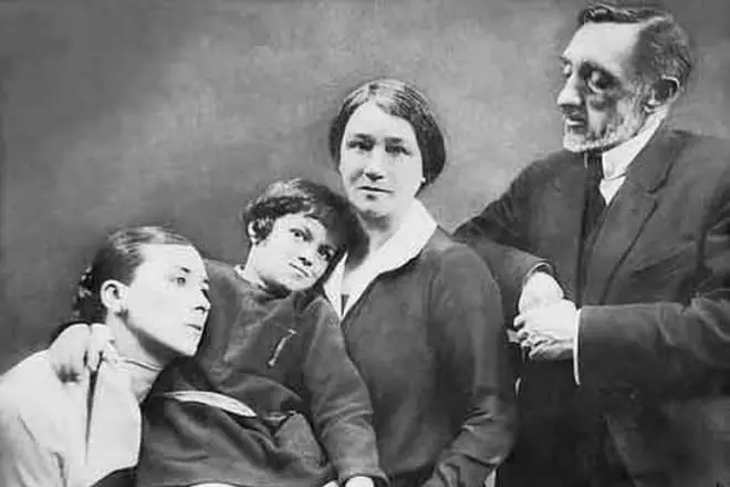 Иван Шмелев със съпругата си, племенница и нейното дете в Париж