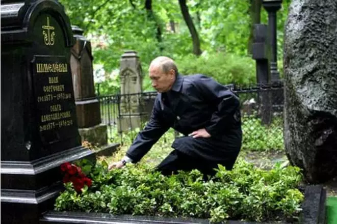Владимир Путин поставя цветя на гроба на Иван Шмелева