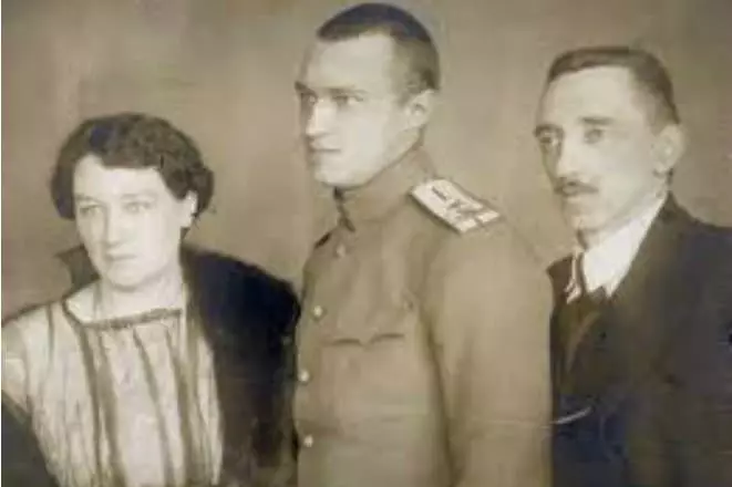 Иван Шмелев и съпругата му Олга и син Сергей