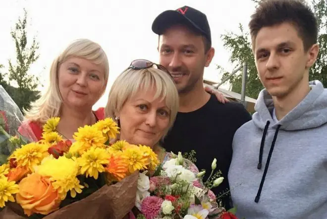 Дзмітрый Кузняцоў з мамай і роднымі летам 2018 года