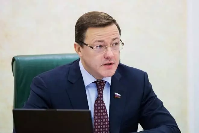 Ahli politik Dmitry Azarov.