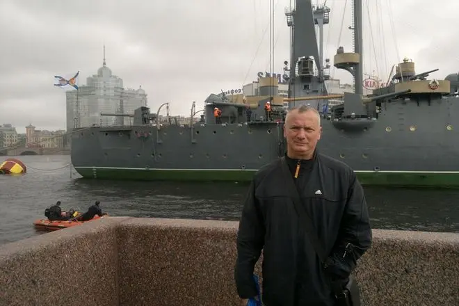 Alexander Pokrovsky auf dem Hintergrund des Schiffes