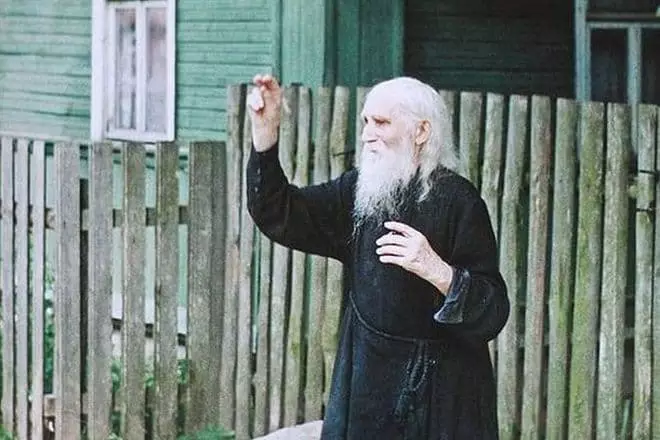 Николай Гуринов в двора на къщата си