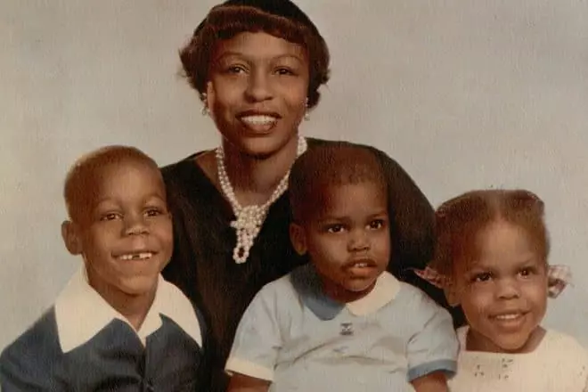 Danny Glover în copilărie cu mama, fratele și sora