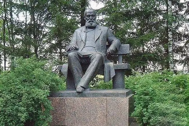 Denkmal für Alexander Ostrovsky in der Nähe des Hausmuseums