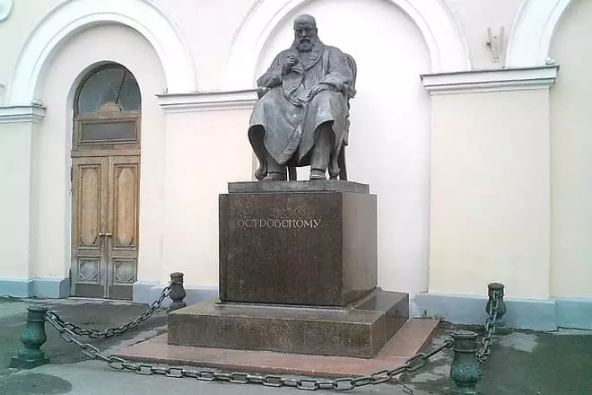 Александр Островский һәйкәле Мәскәүдә