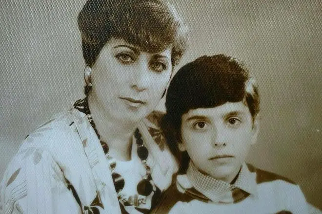 Gela Guralia i barndommen og hans mor