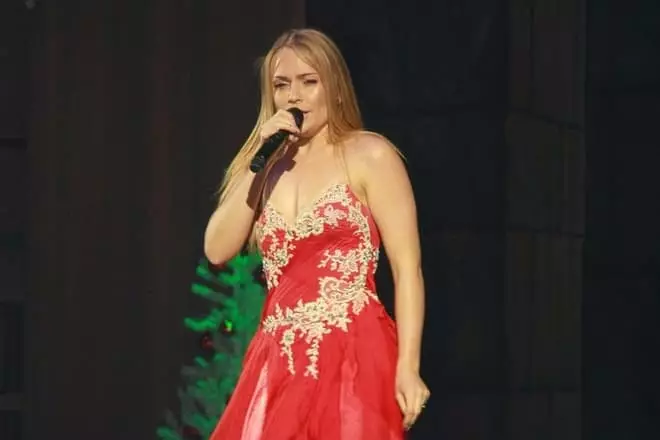 Alena Lanskaya在舞台上
