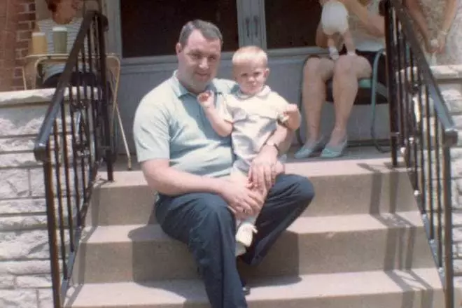 James Gunn në duart e babait të tij