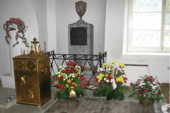 変容大聖堂におけるGabriel Derzhavinaの墓（Veliky Novgorod）