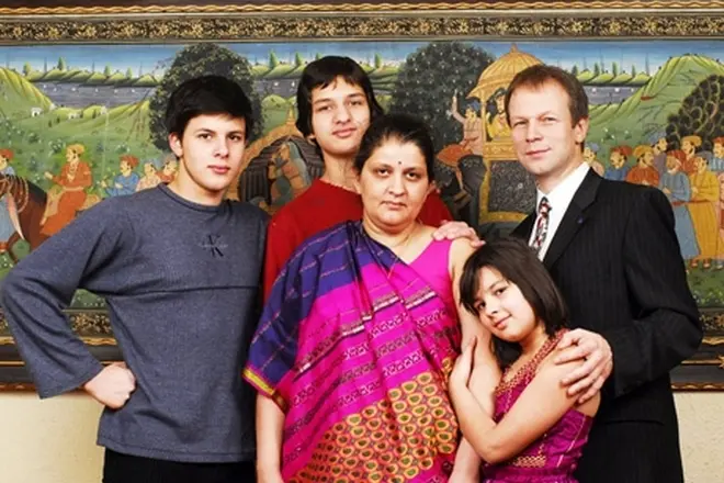 Дмитриј Петров и његова супруга и деца