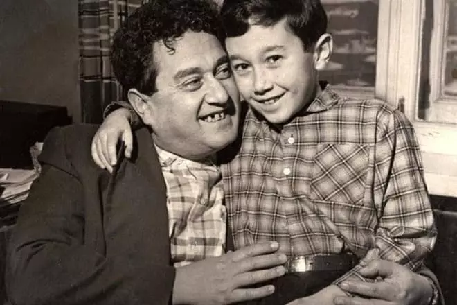 Victor Dragunsky dengan putra Denis