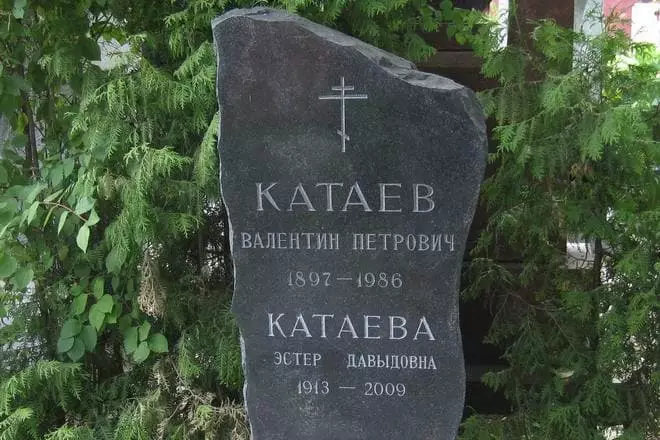 Valentina Kataeva's grave at ang kanyang asawa.