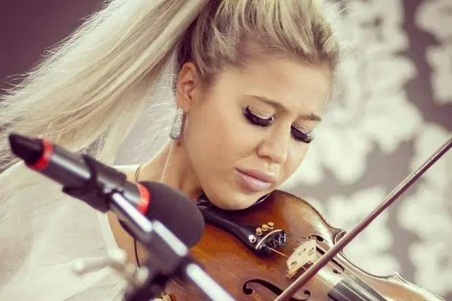 Violinist Maria Kokhno.