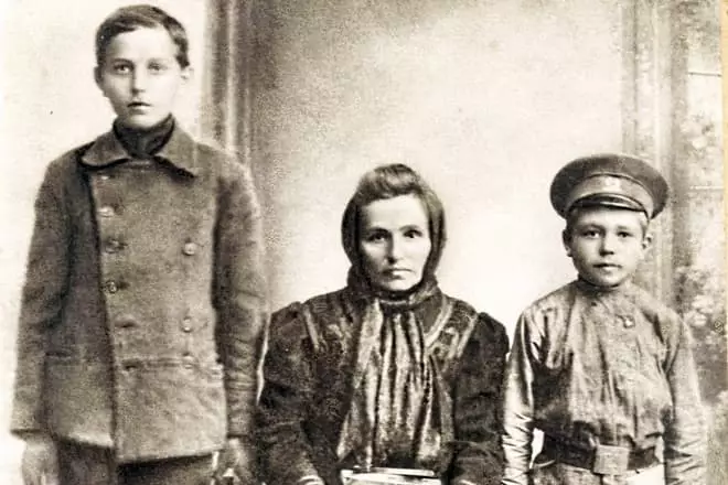 Nikolay Ostrovsky (à direita) com a mãe e o irmão