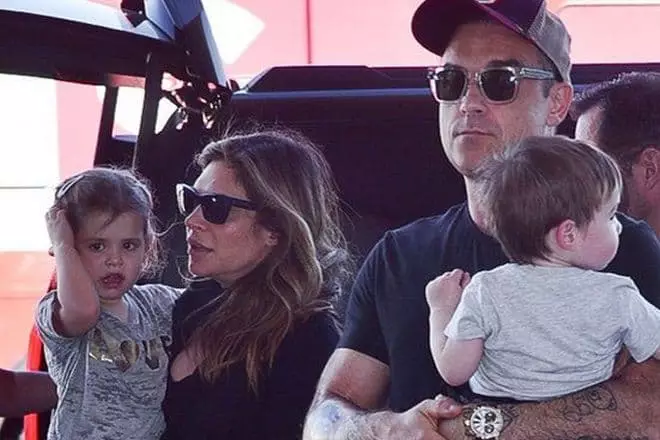 Robbie Williams dan Ida Field dengan anak-anak