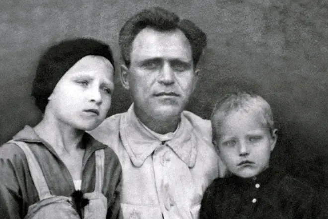 Rimma Markov y Leonid Markov con padre