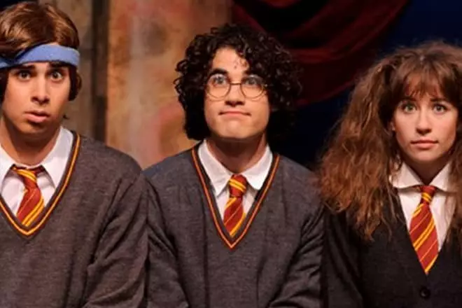 Darren Kriss in de rol van Harry Potter (Center)