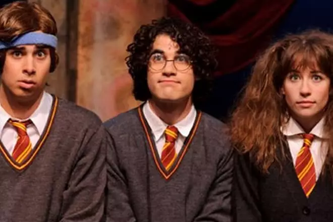 Darren KRiss a cikin rawar Harry potter (tsakiya)