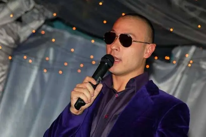 Singer Nikita fuq il-palk