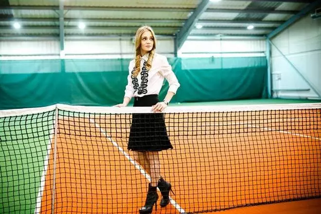 Anna Chakvetadze ar y cwrt tennis