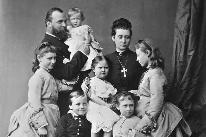 Elizabeth Fedorovna bērnībā ar ģimeni
