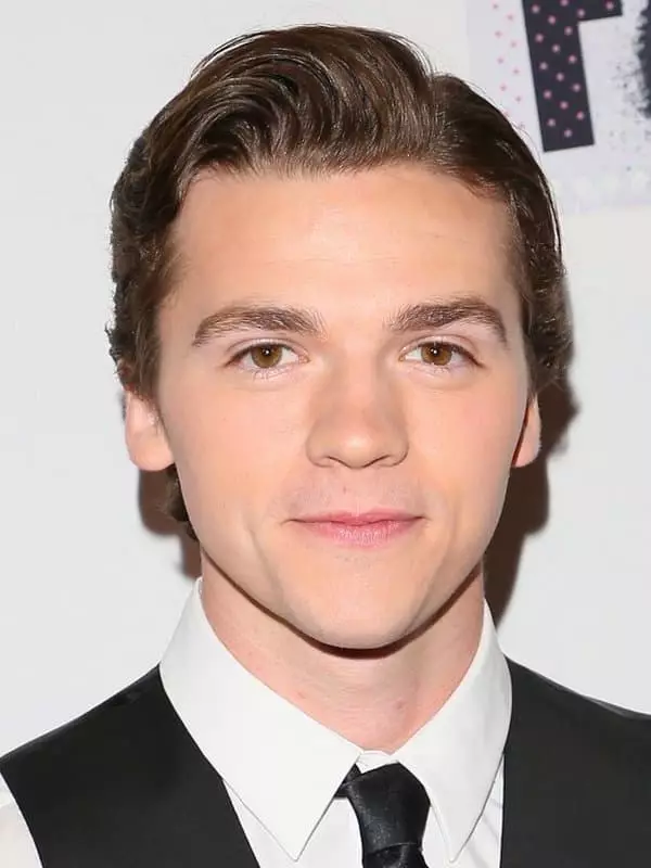 Joel Courtney - Biografi, Foto, Kehidupan Peribadi, Berita, Filemografi 2021