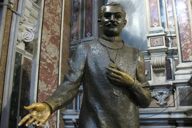 Statue av Dr. Giuseppe Moskati