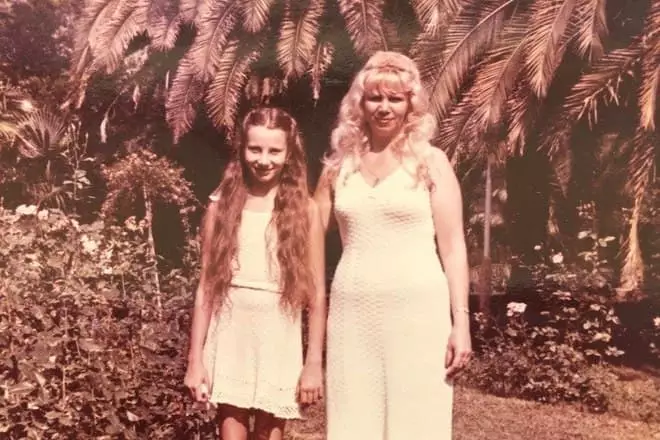 Бага насны ба түүний ээж дэх Лариса Сладков