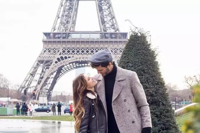 Veronica Erokhina och Alexander Erokhin nära Eiffeltornet