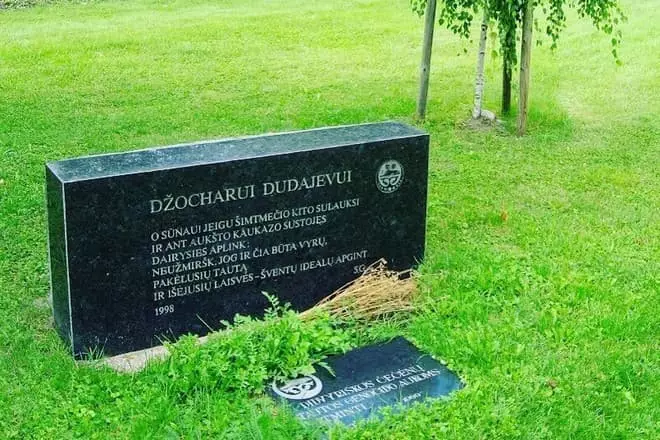 Memorabele steen in het plein vernoemd naar Johahar Dudayev in Vilnius