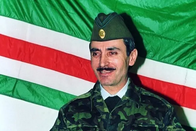 Johar Dudaev fl-uniformi militari
