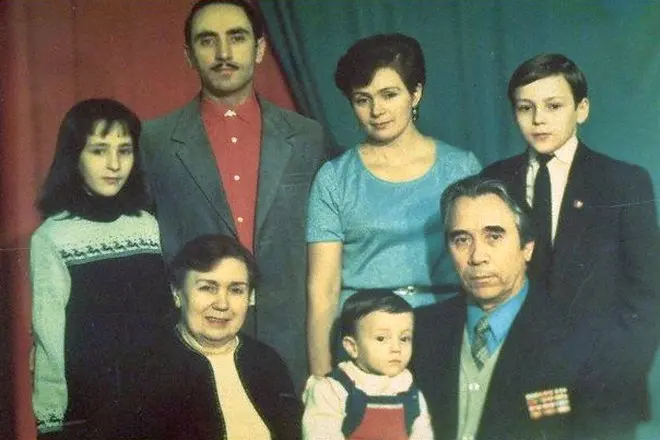 Johar Dudaev dengan keluarga