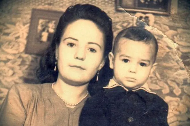 Fedya џебови во детството и неговата мајка