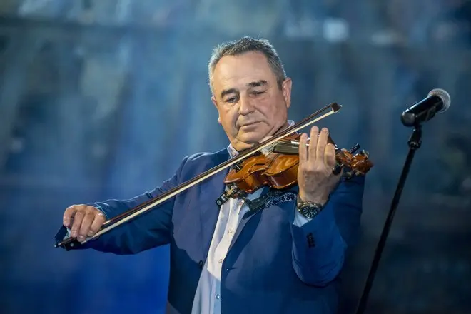 Awọn sokoto Fedya pẹlu violin