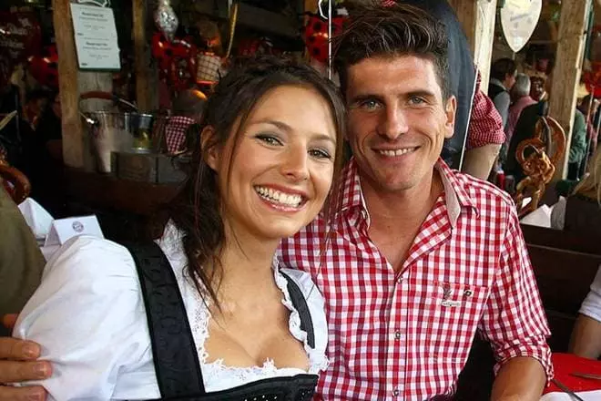 Марио Гомез и неговата сопруга Карина Ванцунг