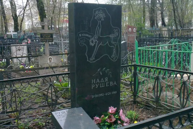 Nadi Rusheva'nın mezarına "Centales"