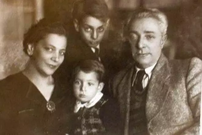 Lion Zbarsky u djetinjstvu sa roditeljima i mlađim bratom