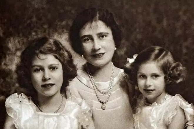 Лізавета Боўз-Лайон з дочкамі