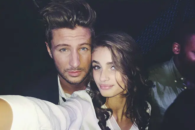 Mike Stephen Schnk sy Taylor Hill