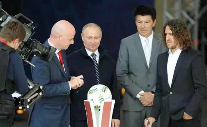 Gianni Infantino，Vladimir Putin，Rinat Dasaev和Carles Puyol