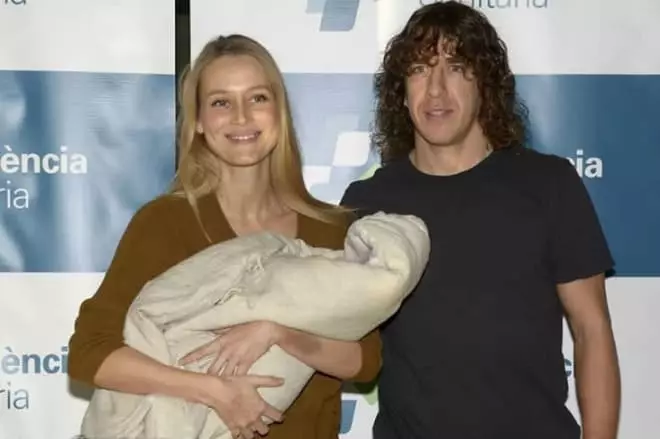 Carles Puyol cu ​​soția și copilul său