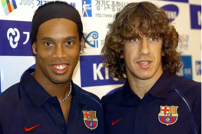 Ronaldinho și Carles Puyol