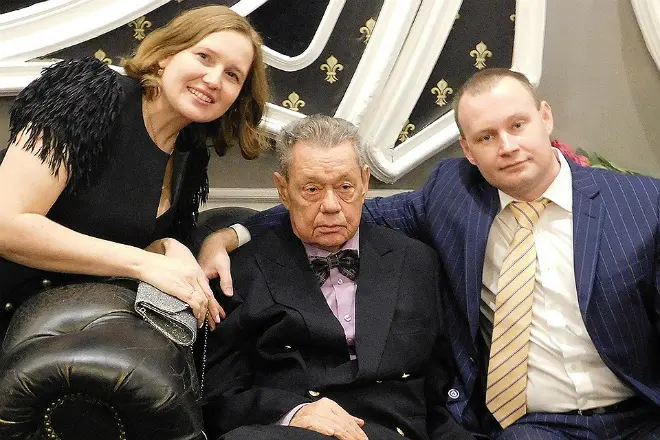 Andrei Karachentsov met zijn vader en vrouw