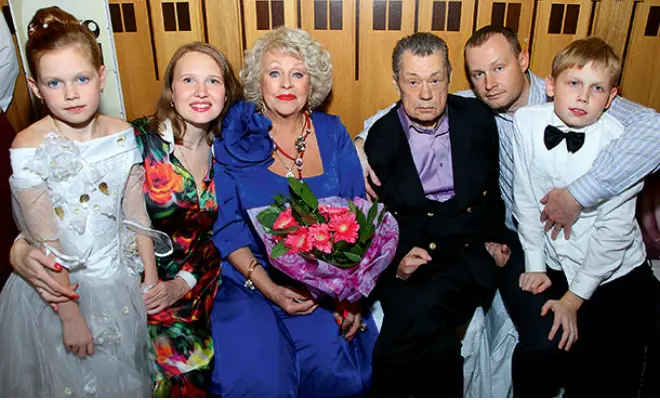 Andrei Karachentsov com a família