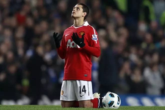 Ο Chicarito προσεύχεται (ως μέρος της FC Manchester United)