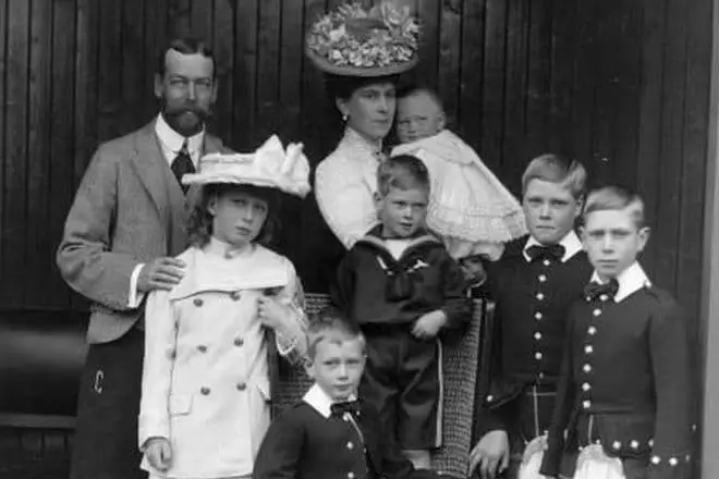 Georg V perheen kanssa