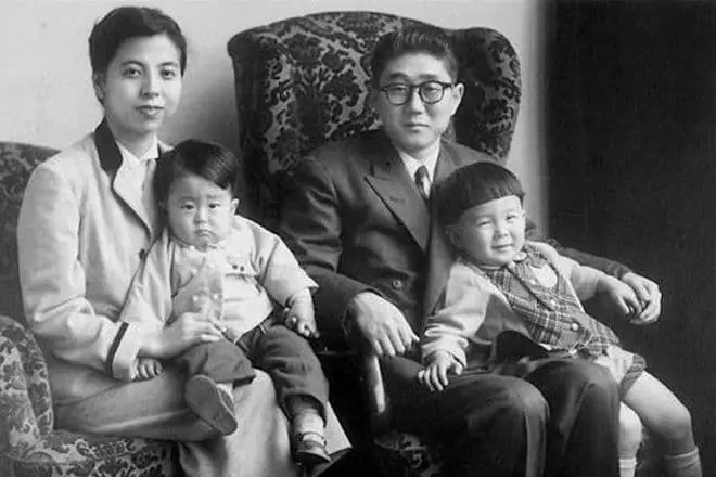 Sinzo Abe во детството со родителите и сестрата