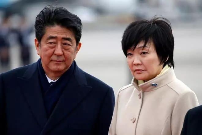 Sindiso Abe e sua moglie Akie Matsuzaki