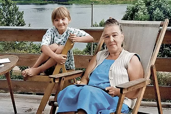 Александра Заавјалова и нејзината внука Дарина